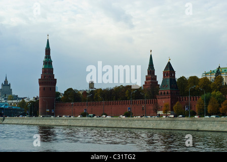Vista con il Cremlino di Mosca dal Bolshoi Moskvoretsky Bridge, Russia Foto Stock