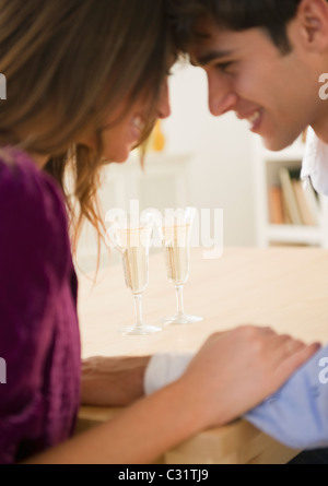 Giovane tenendo le mani e bere champagne Foto Stock