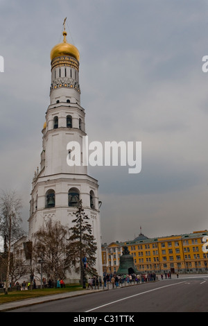 Vista di Ivan il grande campanile in il Cremlino di Mosca, Russia Foto Stock