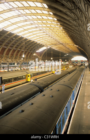 La stazione ferroviaria di Paddington piattaforme e tetto ad arco, Londra treno piattaforma treni Inghilterra Inglese UK station terminus Foto Stock