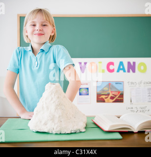 Ragazza caucasica in piedi con il modello VULCANO Foto Stock