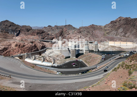 La diga di Hoover sul fiume Colorado e il Lago Mead vicino a Las Vegas, Nevada. Struttura in calcestruzzo a River Valley. Le strade e le vedette. Foto Stock