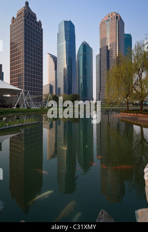 Uno stagno di pesci nella centrale di Lujiazui spazio verde del quartiere Pudong di Shanghai. Foto Stock