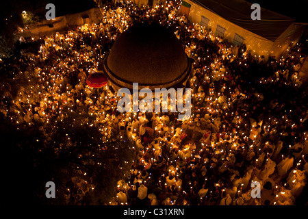 Ortodossa Etiope di adoratori di celebrare la festa del fuoco sacro sulla cappella sul tetto del Santo Sepolcro. Foto Stock