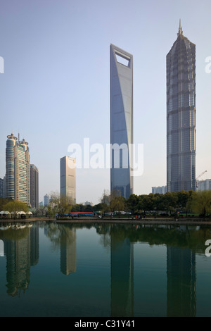 Il World Financial Center (sinistra ) e la Torre di Jin Mao nel Distretto di Pudong di Shanghai in Cina. Foto Stock