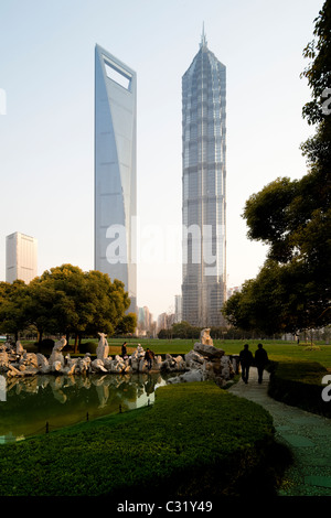 Il World Financial Center (sinistra ) e la Torre di Jin Mao nel Distretto di Pudong di Shanghai in Cina. Foto Stock