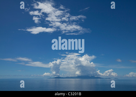 Grandi cumuli di nuvole accumularsi su isola di Mahe, Seicelle Foto Stock