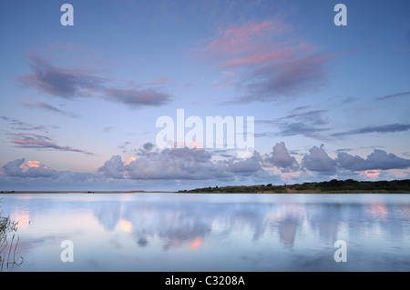 Nuvole riflessa nel litorale sistema di estuario, St Lucia, Kwazulu-Natal, Sud Africa Foto Stock