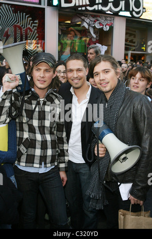 Taylor Hanson, Issac Hanson e Zac Hanson la Hanson Fratelli a piedi un miglio a piedi nudi Nonostante Times Square a portare l'attenzione Foto Stock