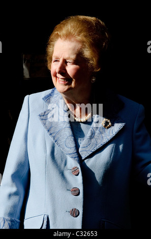 Ex primo ministro conservatore, la Baronessa Margaret Thatcher lascia Downing Street dopo un incontro con David Cameron, Londra. Foto Stock