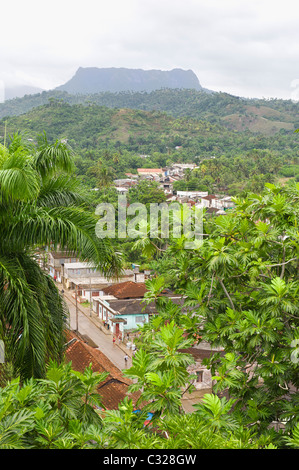 Il centro di vista di Baracoa, El Yunque Montagna in background, Cuba Foto Stock