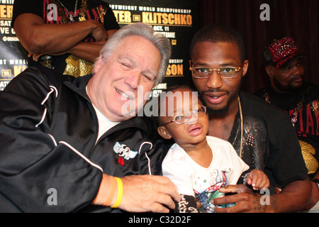 Promotore Gary Shaw pone con il Ciad Dawson e suo figlio Principe Dawson conferenza stampa finale per Antonio Tarver e Chad Dawson Foto Stock