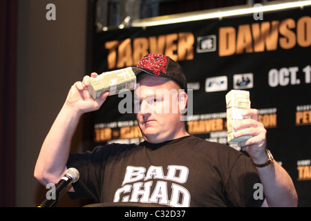 Antonio Tarver il manager di Mike Criscio tenendo su cinquanta mila dollari scommettendo che la sua fighter vincerà. Premere finale Foto Stock