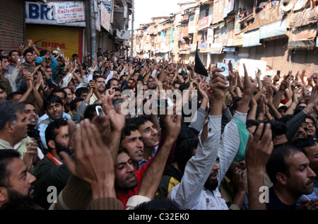 I musulmani del Kashmir gridare pro libertà di slogan durante una manifestazione di protesta contro il Primo Ministro indiano Manmohan Singh in visita Foto Stock