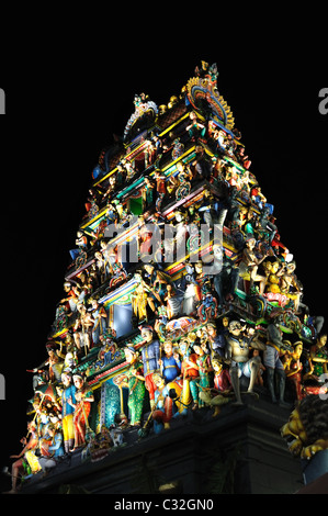 Tehnicolor 1930s gopuram al di sopra di entrata al Tempio di Sri Mariamman Foto Stock