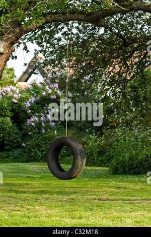 Un giardino altalena fatta da un pneumatico Foto Stock