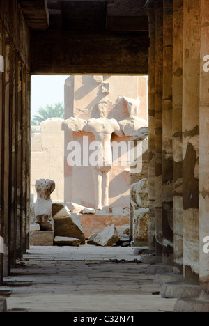 Colonnato nel grande Festival Hall costruita dal Faraone Tuthmoses III - Complesso del tempio di Karnak - Luxor, l'Alto Egitto Foto Stock