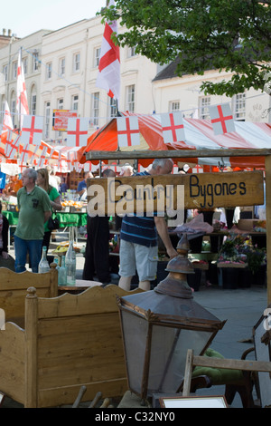 Bunting appesi nelle strade di Warwick commemorando Saint Georges giorno e il Royal Wedding Foto Stock