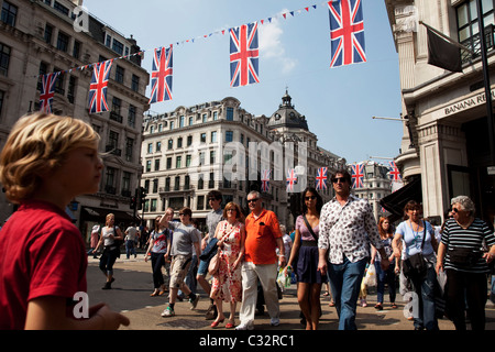 Royal Wedding Unione bandiere su Regent Street, Londra. Un display di 200 gigantesca Union Jack Flag. Foto Stock