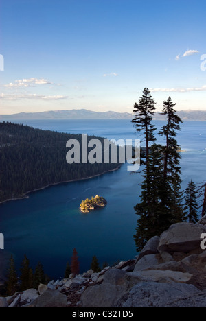 Fannette Island è illuminato nel tardo pomeriggio la luce nella Emerald Bay; Lake Tahoe, CA. Foto Stock