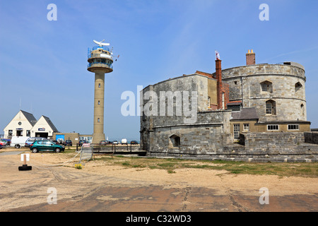 Nsc Calshot torre, il castello e il RNLI scialuppa di salvataggio sulla stazione Southampton acqua dove si congiunge con il Solent Hampshire, Inghilterra, Regno Unito Foto Stock