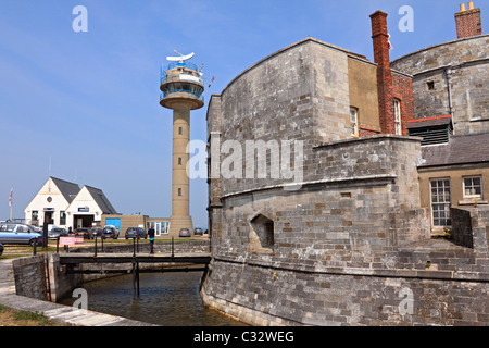 Nsc Calshot torre, il castello e il RNLI scialuppa di salvataggio sulla stazione Southampton acqua dove si congiunge con il Solent Hampshire, Inghilterra, Regno Unito Foto Stock