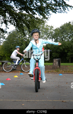 Ragazza che sta imparando ad andare in bici Foto Stock