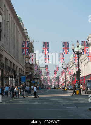 Regent Street, Londra, addobbato con unione jack bunting in preparazione per le nozze del principe William e Kate Middleton Foto Stock