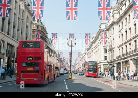 Regent Street, Londra, addobbato con unione jack bunting in preparazione per le nozze del principe William e Kate Middleton Foto Stock
