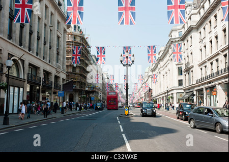 Regent Street, Londra, addobbato con unione jack bunting in preparazione per le nozze del principe William e Kate Middleton Foto Stock