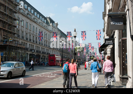 Regent Street, Londra, addobbato con unione jack bunting in preparazione per le nozze del principe William e Kate Middleton Foto Stock