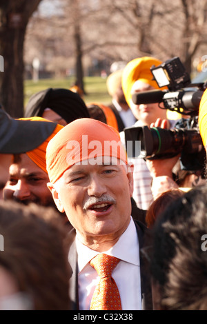 Jack Layton, ora il leader dell opposizione del Canada è il Parlamento a Khalsa parata del giorno a Toronto, 24 aprile 2011. Foto Stock