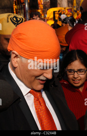 Jack Layton, ora il leader dell opposizione del Canada è il Parlamento a Khalsa parata del giorno a Toronto, 24 aprile 2011. Foto Stock