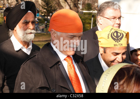 Jack Layton, ora il leader dell opposizione del Canada è il Parlamento a Khalsa parata del giorno a Toronto, 24 aprile 2011. Foto Stock