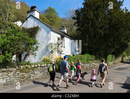 Camminatori di fronte a dove Cottage (casa di William Wordsworth e sua sorella Dorothy Wordsworth), Grasmere, vicino al lago Windermere, Lake District, Cumbr Foto Stock