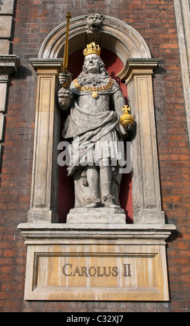 La scultura del Re Carlo ll impostato sulla facciata di Worcester Guildhall. Foto Stock