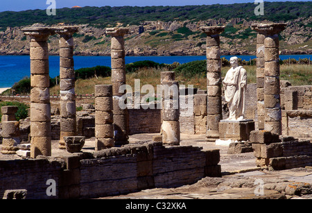 La statua dell'imperatore Traiano nella Basilica accanto al Forum. Le rovine romane di Baelo Claudia (II BC ). La provincia di Cadiz Cadice. Spagna. Foto Stock