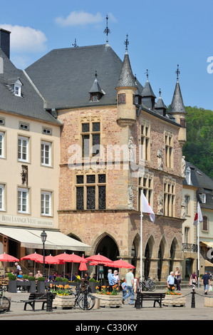 La piazza del mercato e Denzelt, medievale palazzo di giustizia a Echternach, Granducato del Lussemburgo Foto Stock