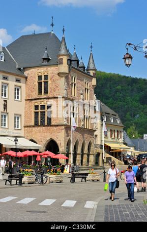 La piazza del mercato e Denzelt, medievale palazzo di giustizia a Echternach, Granducato del Lussemburgo Foto Stock