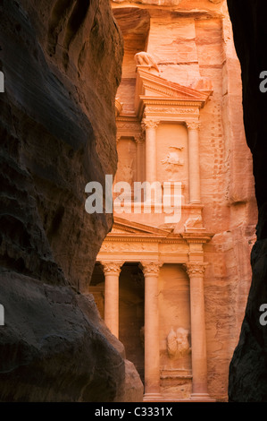 Al Khazneh o il "tesoro", prima vista dal siq, Petra, Nabataean Città di Pietra, Giordania sito PATRIMONIO MONDIALE Foto Stock