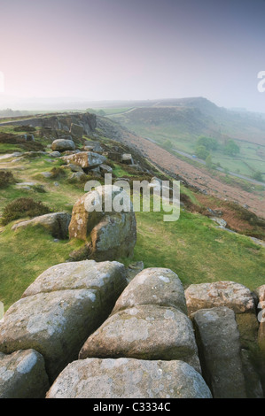 Vista da Curbar da bordo a bordo Baslow in morbida luce di Alba, il Parco Nazionale di Peak District, Aprile 2011 Foto Stock