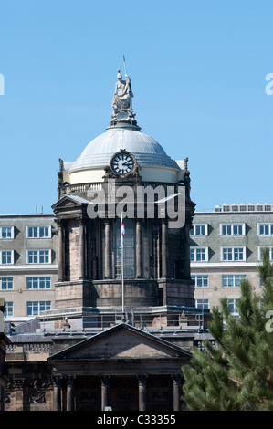 Vista del Municipio di Liverpool costruito nella metà del diciottesimo C da John Wood Liverpool Regno Unito guardando giù Castle Street. In Inghilterra. Foto Stock