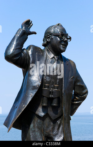 Statua del comico Eric Morecambe sul lungomare nella località balneare di Blackpool, Lancashire, Regno Unito Foto Stock