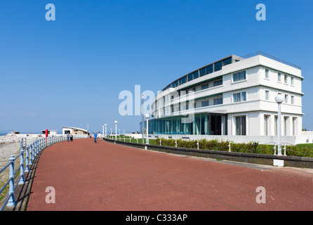 Il rinnovato Art Deco Midland Hotel si trova sulla passeggiata nella località balneare di Morecambe, Lancashire, Regno Unito Foto Stock