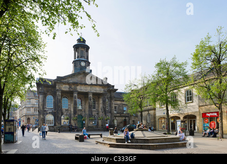 La piazza del mercato e il museo nel centro storico della città di Lancaster, Lancashire, Regno Unito Foto Stock