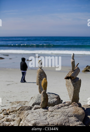 Bilanciamento del Rock - finemente equilibrato e creativo di impilamento di pietra sulla costa della California centrale Foto Stock