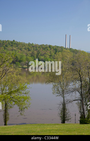 Coal-Fired impianto di potenza al di sopra di watt Bar Lago Foto Stock