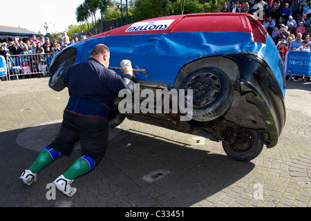 Regno Unito uomo forte glenn ross rotoli di una vettura nel tentativo di rompere Guinness world record. Ross non è riuscito a battere il record mondiale di 0,2s Foto Stock