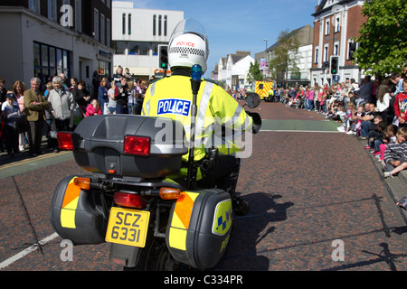 Psni polizia moto per il controllo del traffico aereo officer escort durante la parata in bangor county down Irlanda del Nord Foto Stock