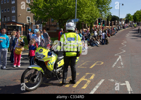 Psni polizia moto per il controllo del traffico aereo officer in piedi in attesa di sfilata in bangor county down Irlanda del Nord Foto Stock